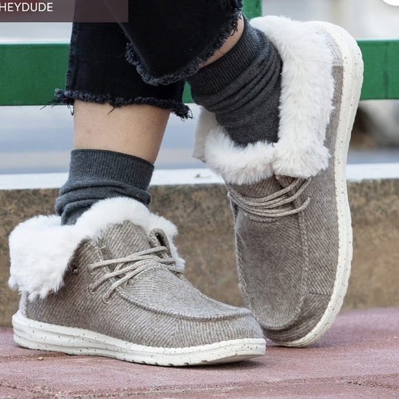 Hey Dude Shoes - Hey Dude Women's Tan Wendy Fur-Lined Shoes. Sz 10